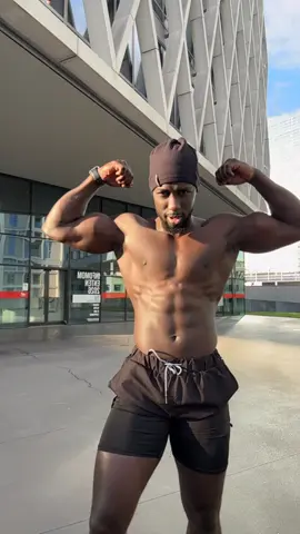 The benefits of hybrid training is that you're not just working on strength, but also on pace and energy. Combining Fitness with any other cardiovascular exercise whether it's martial arts, football, running, gives you a functional advantage in sports, work, and daily life. It increases calorie burn, help you gain muscle while losing fat, reduce injury, Increased motivation and Mental resilience #workout #gymtransformation #body #pain 