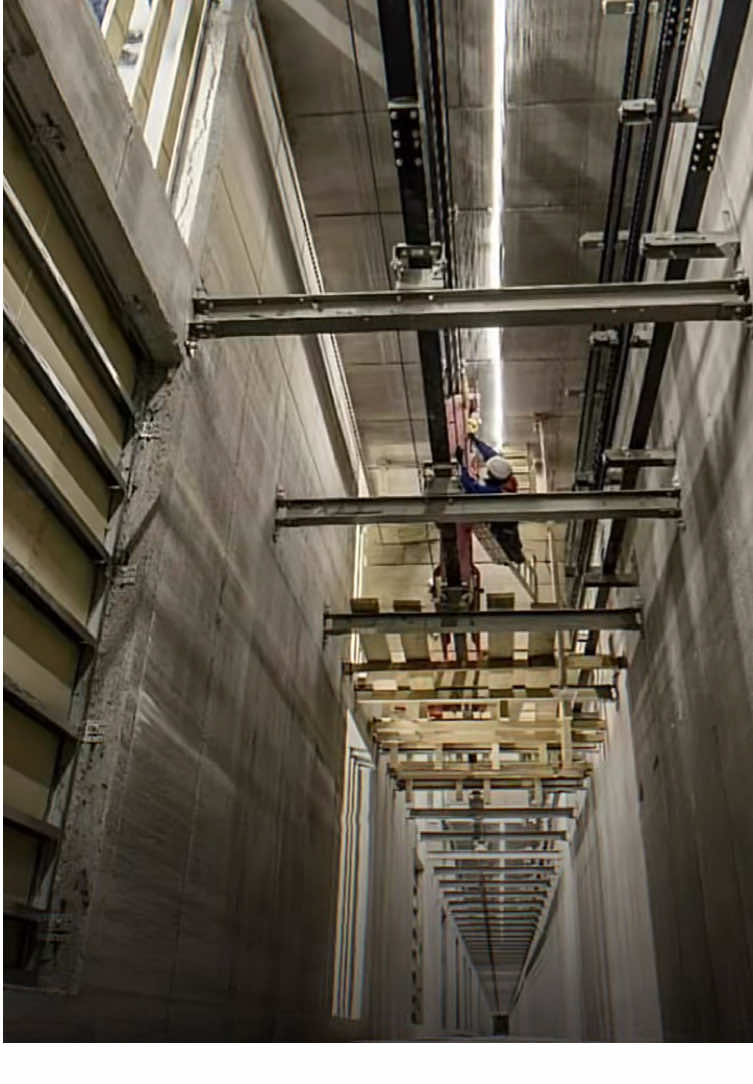 Utamakan keselamatan dalam bekerja⛑️ #pejuangkeluarga #kuliproyek #engineering #instalasi #elevator 