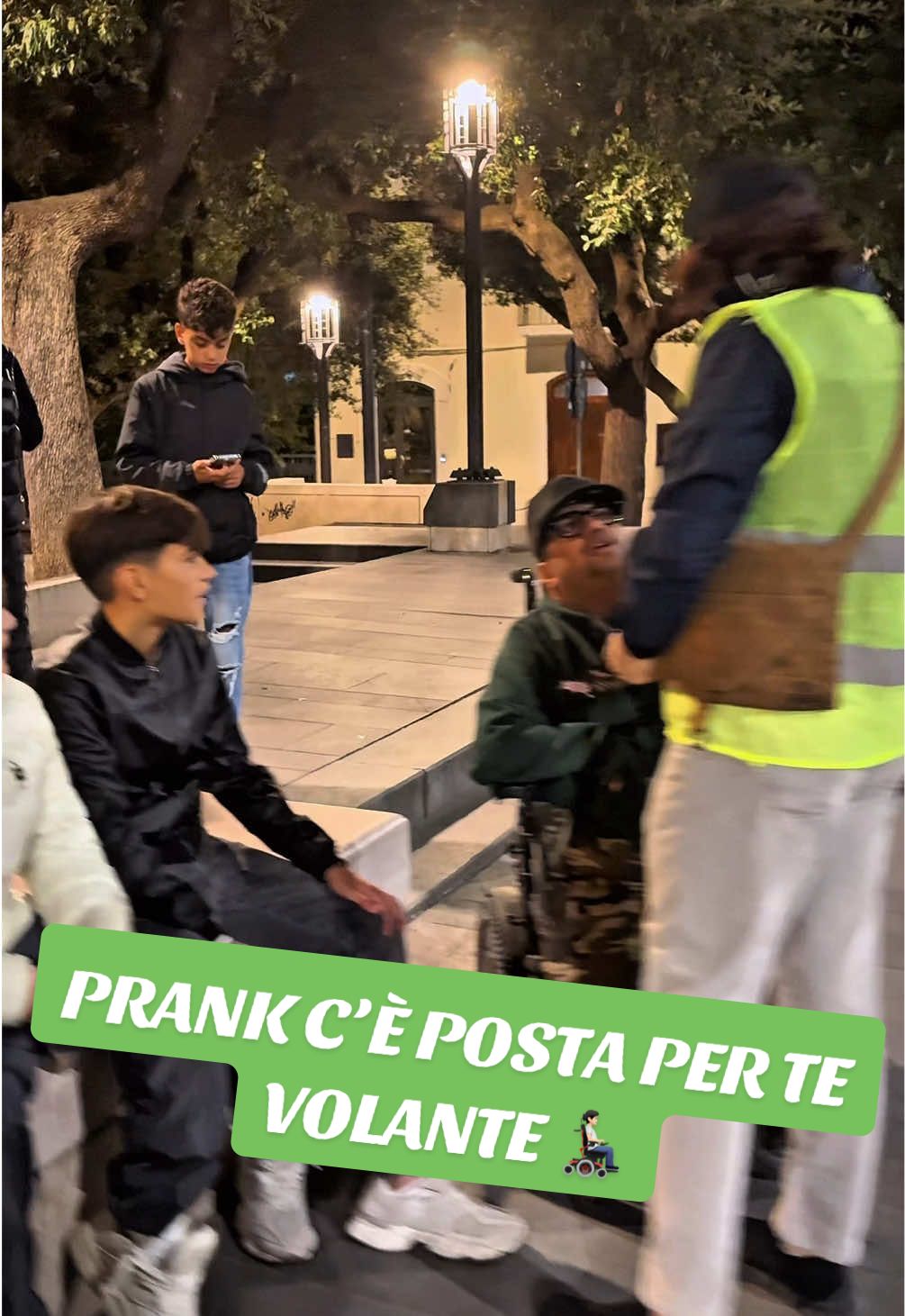 PRANK C’È POSTA PER TE VOLANTE🧑🏻‍🦼‍➡️. #prank #posta #volante #divertente #reaction 