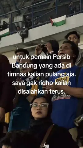 Bobotoh meminta agar pemain pemain Persib yang ada di timnas Indonesia agar pulang saja ke bandung karena kasihan di hujan terus  #Bobotohsaalamdunya #Persib #vikingPersibclub #lewatberanda #Bobotoh