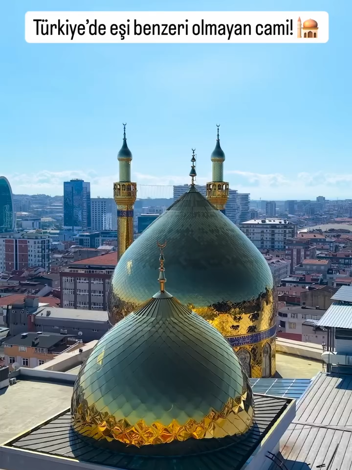 İstanbul’da böyle bir cami olduğunu biliyor muydunuz? 🕌 Altın kubbeleri, Selçuklu mimarisi ve Ehl-i Beyt ruhuyla Zeynebiye cami 40.000 kişinin aynı anda ibadet edebilme kapasitesiyle bu eser, Avrupa’nın ve Türkiye’nin en büyük Ehl-i Beyt Camii olma özelliğini taşımaktadır. Zeynebiye Camii ve Kültür Merkezi, toplam dört bloktan oluşan ve yaklaşık 72.000 metrekare kapalı alana sahip olan anıtsal bir projedir. Kompleks içerisinde misafirhane, Kanal 12 TV stüdyoları, Zeynebiye Hareketi’ne bağlı kurumlar, aşevi, gasilhane, kütüphane, nikah salonları ve hayrat salonu gibi birçok sosyal hizmet alanı bulunmaktadır. Ayrıca, ibadete gelen annelerin çocukları için özel oyun alanları da mevcuttur. Minareler: İki minare, Peygamber Efendimizin “Arş’ın iki küpesi” olarak nitelendirdiği torunları Hz. Hasan (a.s) ve Hz. Hüseyin’i (a.s) simgelemektedir. Zeynebiye Cami ve Kültür Merkezi 26 Ekim Pazar Günü açılıyor! 📍 Yer: Zeynebiye Camii ve Kültür Merkezi 📅Tarih: 26 Ekim Pazar ⏰ Saat: 14:00 📺 Canlı Yayın: Kanal 12 Halkalı Merkez Mahallesi, Zeynebiye Cd. No:51, 34303 Küçükçekmece/Istanbul #zeynebiye #i̇badet #cami #caferi #işbirliği