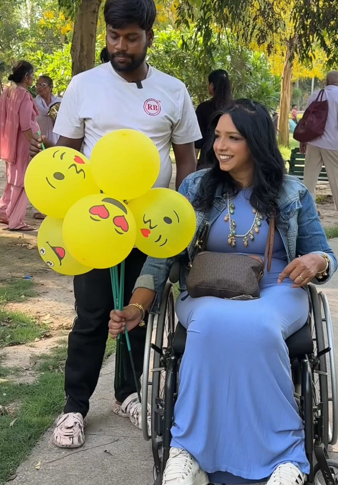 Rs 500 ya balloon phoroge? 🥰 4 mehnati logo ko option diya… dekho unka luck kaisa tha 🔥 Kaisa lagga humara ye latest challenge? Iss situation me aap kya karte? Join Me to Spread Happiness 👉🏼 @theofficialgeet 🥰 . . #theofficialgeet #lovegeet #humanity #randomactsofkindness #surprise #trending #elderly #streetvendor #tiktokpartner 