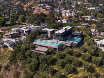 This $54,950,000 Hollywood Hills Mega Mansion is so impressive! 🤩 Is it worth the price? 🤔 #realestate #luxury #dreamhome #hollywoodhills #mansion 