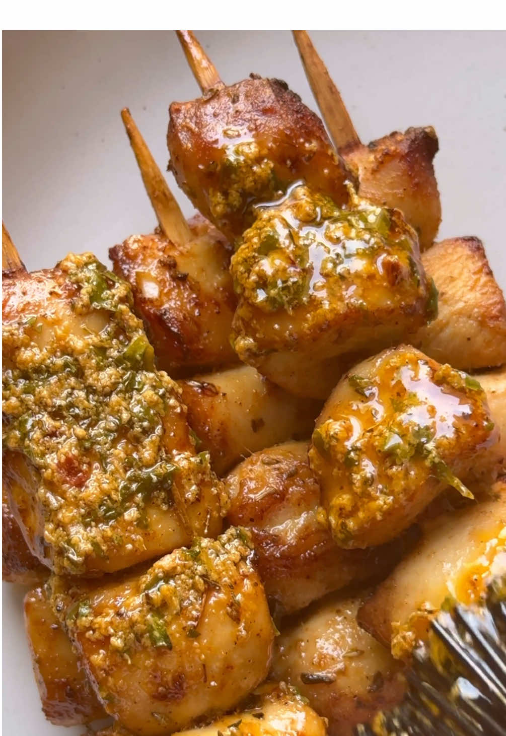 ⁨	⁨	📌 دجاج مشوي مع زبدة الكاوبوي - Cowboy Butter Chicken Skewers📌 للمزيد من الوصفات تابعوني على صفحتي  ‪‪@thekuwaitichef‬‪@thekuwaitichef‬ef‬ef المكونات: صدر دجاج: ٤٠٠ جم فلفل أسود: ربع ملعقة صغيرة ملح: حسب الذوق بابريكا: نص ملعقة صغيرة أوريغانو مجفف: نص ملعقة صغيرة بودرة بصل: ربع ملعقة صغيرة بودرة ثوم: نص ملعقة صغيرة عصير ليمون: ملعقة صغيرة زيت: ملعقة كبيرة مكونات زبدة الكاوبوي: زبدة: نص صبع ثوم مفروم: فص واحد خردل: ملقتين صغيرة بقدونس: ملعقة كبيرة بابريكا: نص ملعقة صغيرة زعتر مجفف: نص ملعقة صغيرة برش ليمون: ربع ملعقة صغيرة عصير ليمون: نص ملعقة صغيرة بودرة بصل: نص ملعقة صغيرة رقائق فلفل حار: ربع ملعقة صغيرة ملح: حسب الذوق فلفل أسود: حسب الذوق Ingredients: Chicken Breast: 400 gm Black Pepper: ¼ tsp Salt: to taste Paprika: ½ tsp Dried Oregano: ½ tsp Onion Powder: ¼ tsp Garlic Powder: ½ tsp Lemon Juice: 1 tsp Oil: 1 tbsp Cowboy Butter Ingredients: Butter: ½ stick Garlic (minced): 1 clove Mustard: 2 tsp Parsley: 1 tbsp Paprika: ½ tsp Dried Thyme: ½ tsp Lemon Zest: ¼ tsp Lemon Juice: ½ tsp Onion Powder: ½ tsp Chili Flakes: ¼ tsp Salt: to taste Black Pepper: to taste للمزيد من الوصفات تابعوني على ص‪@thekuwaitichef‬c‪@thekuwaitichef‬tichef‬tichef   #اكلات_سهله  #طبخات_لذيذه #وصفات_لذيذة #وصفات_سريعة⁩⁩