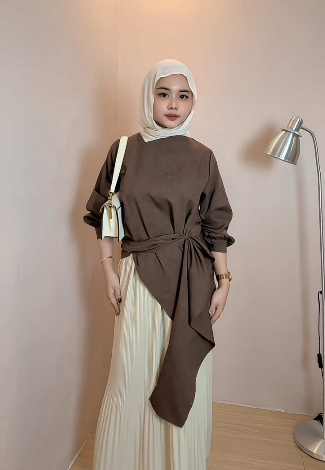 biar ga bosen style nya itu lagi itu lagi, mix & match pake rok masih cocok🙌🏻 #inspirasioutfit #outfitinspo #msmoid #blouse 