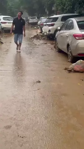 Thái Nguyên sau mưa bão. Một đoạn đường phố của nơi mình ở, thật khủng khiếp, nhà cửa tan hoang, xe ngập nước hàng loạt, cố gắng lên nhé bà con.#thainguyen #mưa 