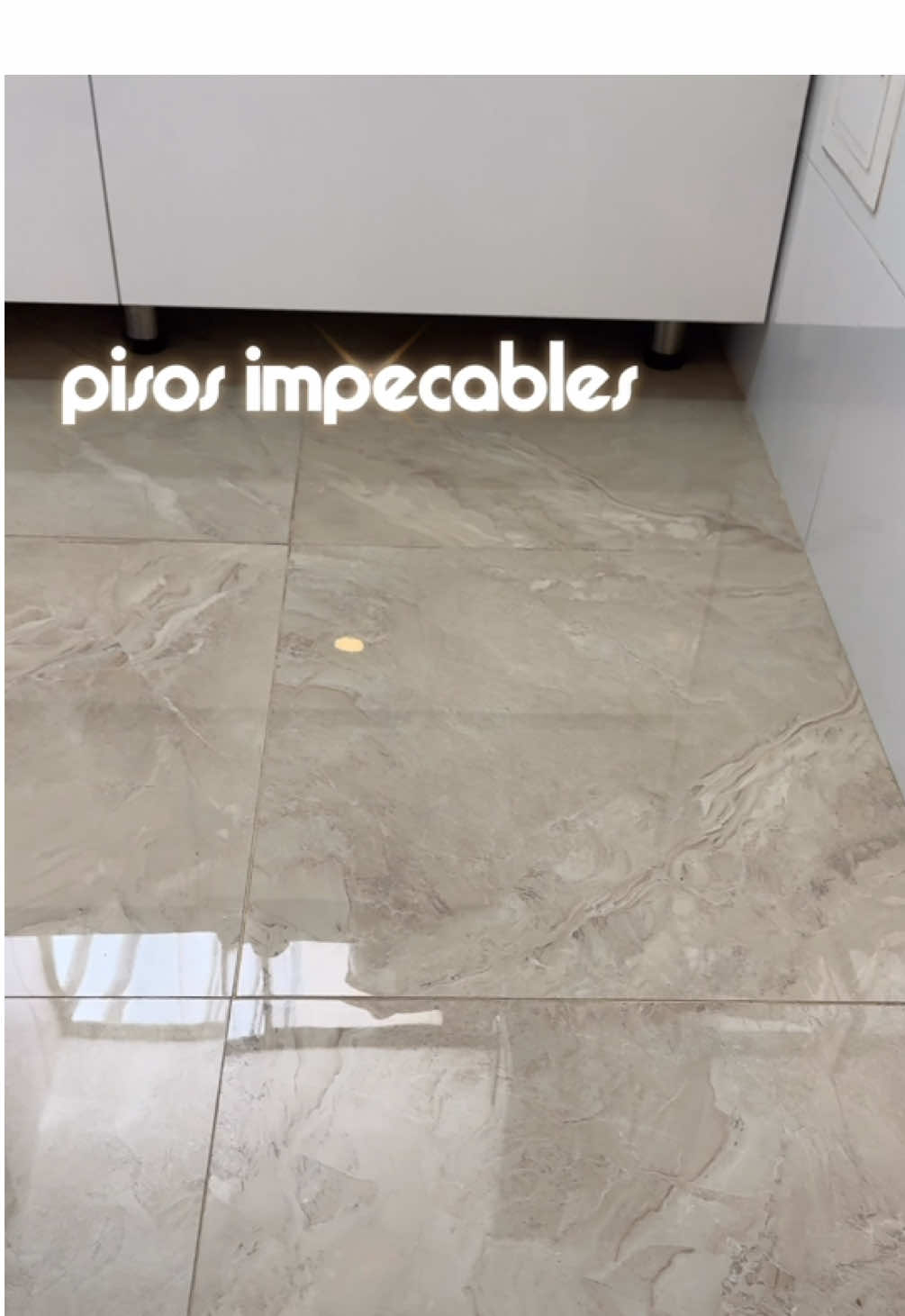 Cómo limpiar tus pisos de cerámica, porcelanato, etc 👌🏻✨   Agua muy caliente, vinagre blanco y jabón líquido de platos, no necesitas más.. ah bueno, y el trapero bien limpio 🌱  #limpieza #comolimpiarpiso #limpiarpisos #comolimpiar #amadecasa  
