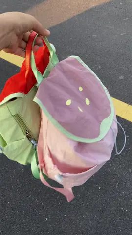 Antara tas ransel jambu pink dan tas ransel semangka hijau, mana yang kamu suka lebih🤗🛒 #backpack #tasransel #taslucu #viral #gajiansale 
