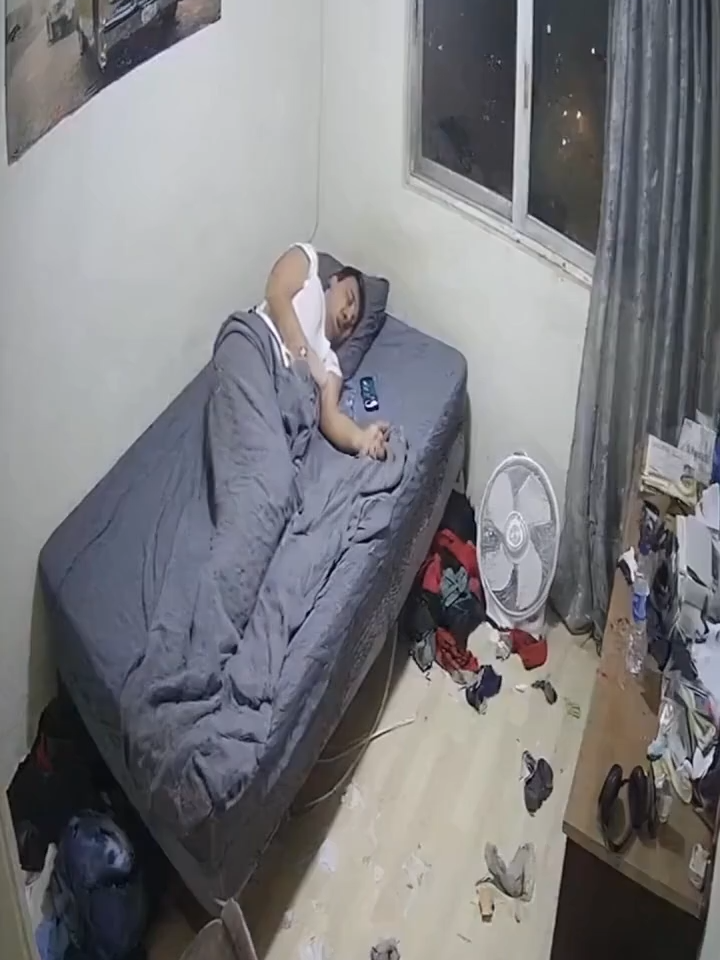 Adam uyurken camdan 2 tane kangal köpek giriyor. Adama saldırıyor.#komik #komikvideolar #keşfet #keşfetteyizzz #viral #cctv #aigenerated