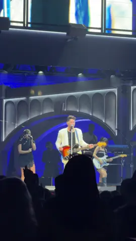 Backwards - St Paul if anyone knows the girl who Joe sang to at the end let me know so I can send this to her!  @Jonas Brothers @Nick Jonas @joejonas @Kevin Jonas #greetingsfromyourhometowntour #greetingsfromstpaul #greetingsfromsaintpaul #backwards 