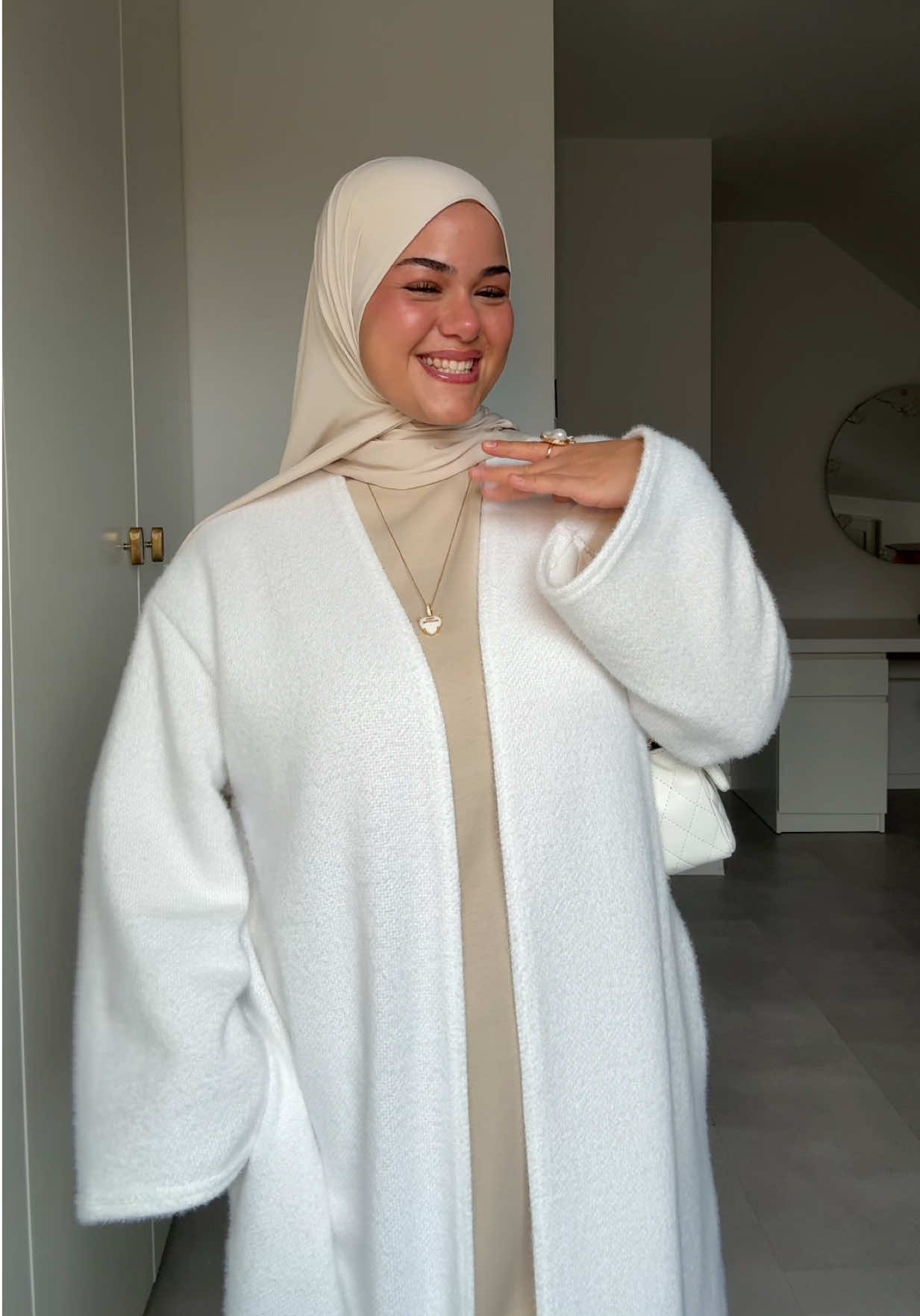 Der weiße Cardigan ist von @elsumode Code: Launch10 🤍✨ #outfitinspo #modestfashion #herbstoutfit #fyp #hijabifashion 