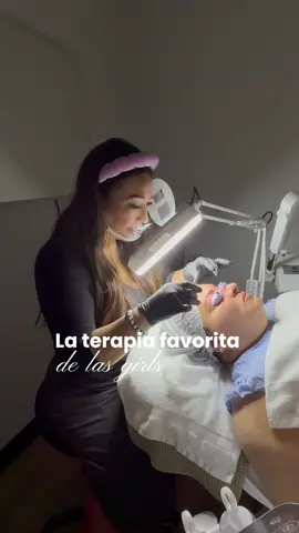 ✨ Nada se compara con salir del estudio con la piel radiante y el corazón ligero. La terapia favorita de las girls está aquí, donde el cuidado se siente, la piel respira y tú vuelves a conectar contigo. 🤍 Entre mascarillas, exfoliaciones y ese glow final, no solo cuidamos tu piel, cuidamos tu energía, tu calma y tu confianza. 📍 Donelson, TN | Se habla español 📲 Agenda tu facial favorito y entiende por qué todas lo llaman “terapia”. #terapia #glow #faciales #lafacialista #nashvilleskin 