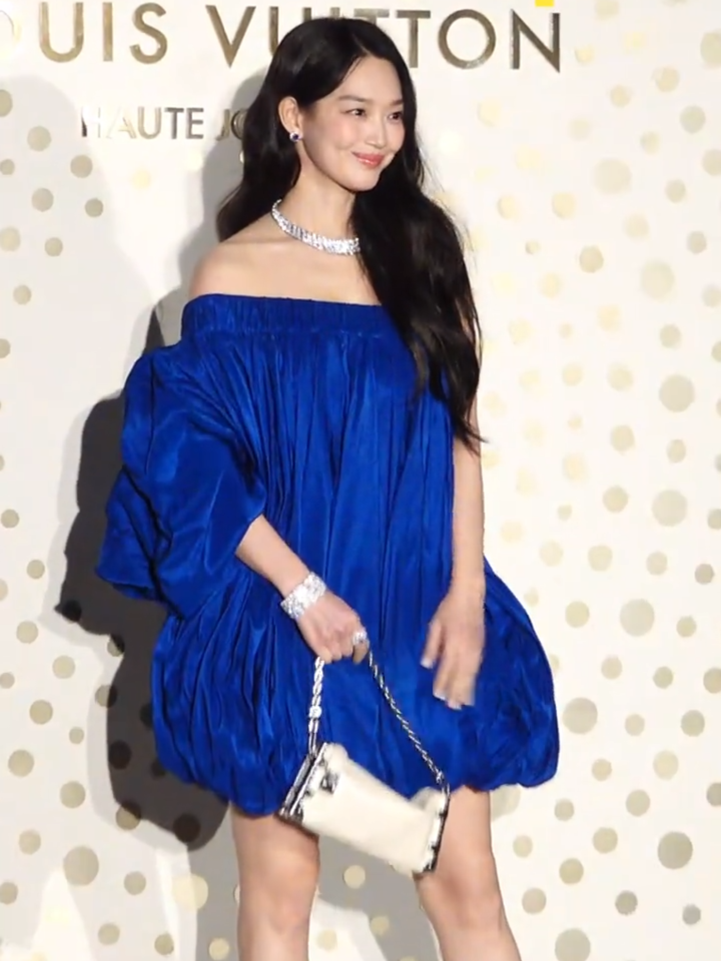 Who else wears blue with this much grace?💙🎈 Only Shin Min-a can✨👑 #Shinmina #신민아 #DISPATCH