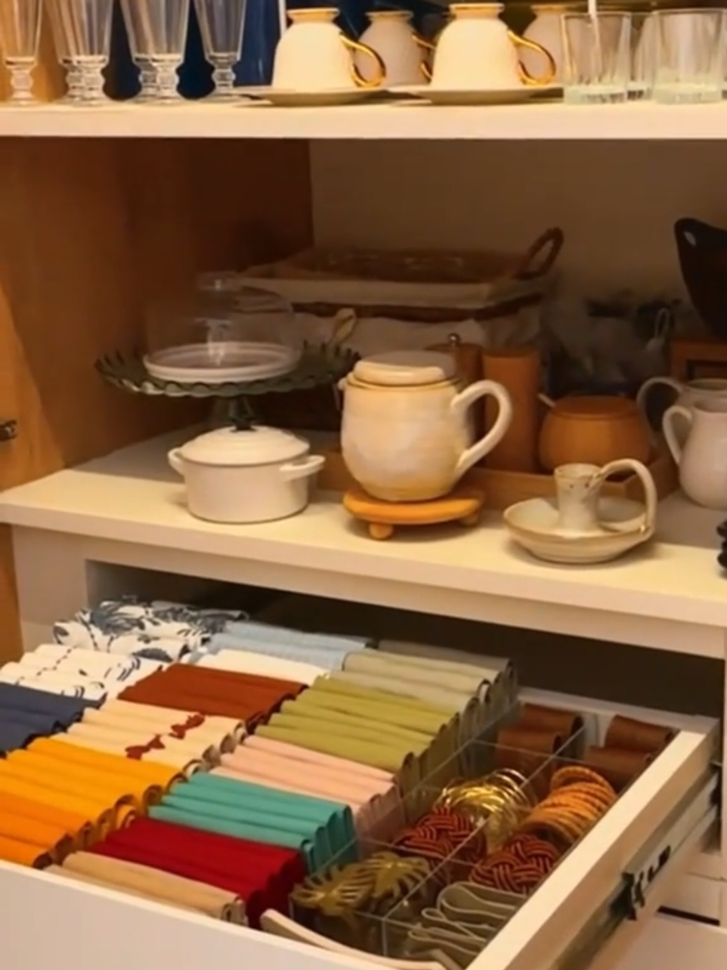 Um ARMÁRIO INCRÍVEL pra quem ama MESA POSTA! 🍽✨ Para ver vídeo completo link na Bio #tourpeloapartamento #decor #decoracao #inspiracao #apartamentopequeno