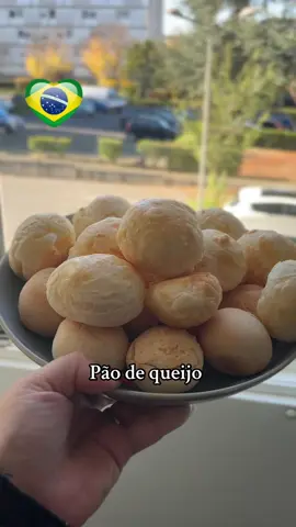 🧀 Le pão de queijo, c’est quoi exactement ? • Une bouchée de tendresse : croustillant à l’extérieur, fondant et élastique à l’intérieur, grâce à la fécule de manioc (appelée polvilho), qui remplace la farine de blé. • Un goût fromager réconfortant : traditionnellement préparé avec du fromage Minas (un fromage brésilien doux et légèrement salé), mais on peut le remplacer par du parmesan ou du gruyère râpé pour une version franco-brésilienne. • Sans gluten naturellement : parfait pour les intolérants ou ceux qui cherchent une alternative originale au pain classique. #paodequeijo #bresil #ugc #ugcfrance #pourtoi 
