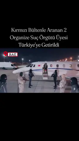 Kırmızı Bültenle Aranan 2 Organize Suç Örgütü Üyesi Türkiye’ye Getirildi İçişleri Bakanı Ali Yerlikaya, ‘Kırmızı Bülten’ ile uluslararası seviyede aranan ‘Don Vito’ lakaplı uy.şturucu baronu Abdullah Alp Üstün ile ‘Kırmızı Difüzyon Mesajı’yla uluslararası seviyede aranan uy.şturucu organize suç örgütü üyesi Hasan Lala’nın Birleşik Arap Emirlikleri’nde yakalanıp sabaha karşı Türkiye’ye iadelerinin sağlandığını duyurdu. İçişleri Bakanı Ali Yerlikaya duyurdu: “Kırmızı Bültenle uluslararası seviyede aranan “Don Vito” lakaplı uy.şturucu baronu Abdullah Alp Üstün’le  ❌ Kırmızı Difüzyon Mesajıyla uluslararası seviyede aranan uy.şturucu organize suç örgütü üyesi Hasan Lala isimli şahsın Birleşik Arap Emirlikleri’nde yakalanmaları ve bu sabaha karşı ülkemize iadeleri sağlandı❗️ Emniyet Genel Müdürlüğü İnterpol-Europol Daire Başkanlığımız, Narkotik Suçlarla Mücadele ve İstihbarat Başkanlıklarımız, BAE güvenlik birimleri ve İstanbul İl Emniyet Müdürlüğümüzce yapılan ortak çalışmalar sonucu; 🟥 “Suçtan Kaynaklanan Malvarlığı Değerlerini Aklama, Uy.şturucu veya Uyarıcı Madde Ticareti Yapma veya Sağlama, Suç İşlemek Amacıyla Örgüt Kurma” suçlarından kırmızı bültenle uluslararası seviyede aranan “CHROOKE” suç örgütü elebaşı “Don Vito” lakaplı Abdullah Alp Üstün isimli şahıs ile   ❌”Suç İşlemek Amacıyla Kurulan Örgüte Üye Olma, Uy.şturucu Madde İthal Etme ve Suçtan Elde Edilen Malvarlığı Değerlerini Aklama” suçlarından Kırmızı Difüzyon (Acil Yakalama Mesajı) ile uluslararası seviyede aranan ve Abdullah Alp Üstün organizasyonu içerisinde mali ve finansal işlemlerden sorumlu olan Hasan Lala isimli şahısların Birleşik Arap Emirlerinde yakalanmaları ve ülkemize iadeleri sağlandı.  Operasyona EGM Havacılık Daire ve Özel Harekat Başkanlıklarımız destek sağladı. Emeği geçenlere teşekkür ediyorum 🇹🇷 “ .  #polis #uçak 