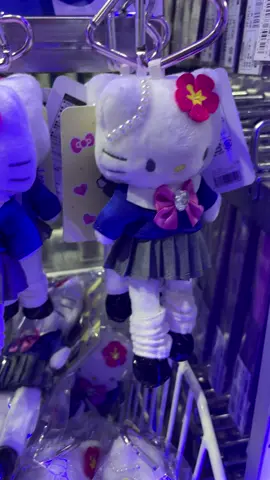 when did they decide to give her longer legs!?! 😭#hellokitty #japan