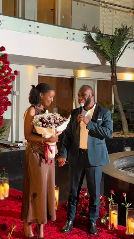 Guys, learn how to sing too, so you can sing for your lovers on the proposal day 😍😍 what a beautiful proposal  #trend #reels #flowers 