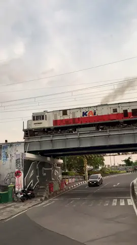Sunset jogja plus kereta @KAI121 ga pernah gagal🥹🥹 #yogyakarta #sunset #kereta