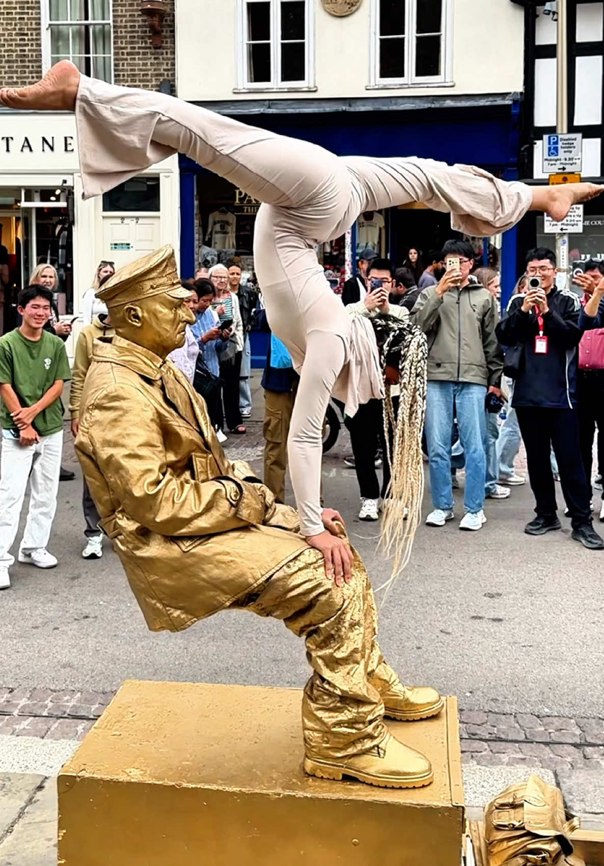 My audience never know what to expect.#valentinethestatue #silvermanstatueofficial #londonlevitatinggoldman #streetperformance #floating @Liberty Barros 