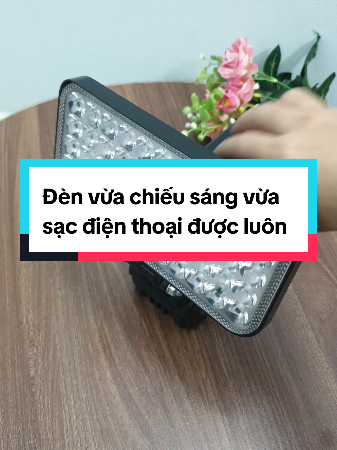 Đèn vừa chiếu sáng vừa sạc điện thoại được luôn #denthaythecupdien #dentichdiendanang #denled55bong #denled35bong #dendungpinmakita 