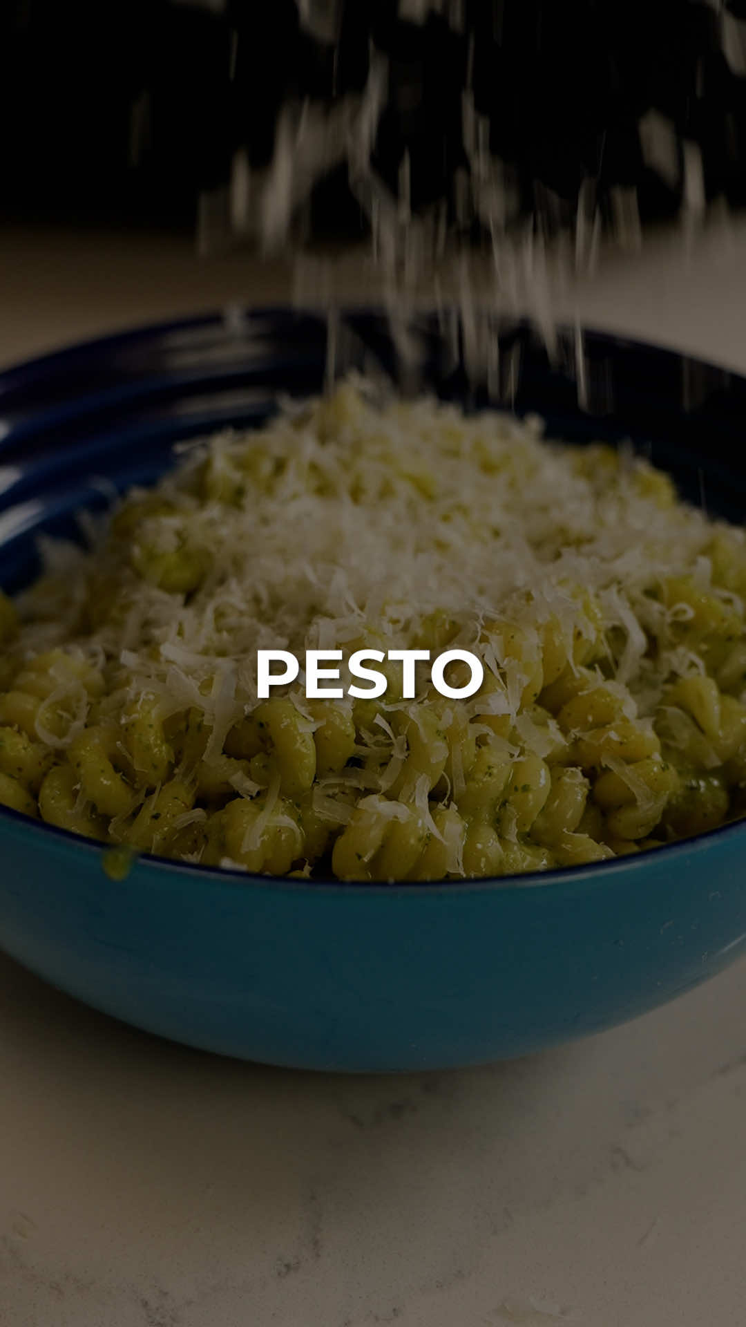 Pesto 1 dente de alho 1/2 xícara de manjericão 2 cs de castanha do pará 50g de queijo parmesão 1/4 xícara de azeite sal e pimenta