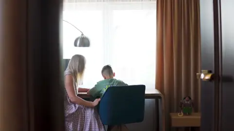 Накануне Дня матери вспомнилась эта песня. Именно её я выучил в тот же день, когда услышал. Очень искренняя и проникновенная🥹 Берегите и любите своих мам🩷