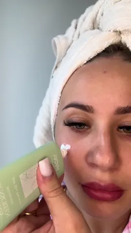 Când protecția solară vine la pachet cu ceva cute… nu poți să zici nu 😍 SPF-ul Yadah e ușor, nu lasă peliculă albă și miroase discret — perfect pentru fiecare zi de toamnă cu soare 🌤️ 	•	brelocul? Mic detaliu, mare bucurie 💛