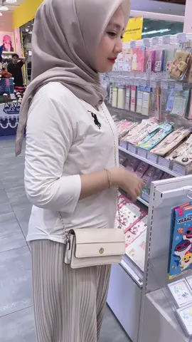 Olive Bordir Atasan Kerah V #kaoskerah #kaosterbaru #tshirt #kaoswanitamurah 