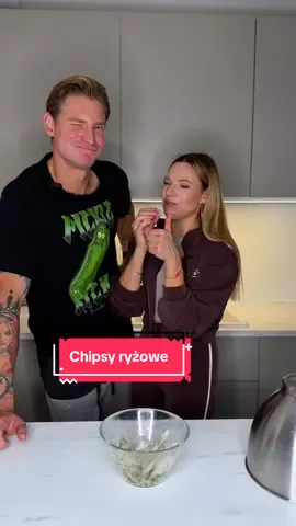 Makro miseczki chipsów zrobionych z 2 arkuszy papieru ryżowego: 108 kcal  B: 0 W: 15.7 T: 2g  2 arkusze papieru ryżowego moczymy w wodzie, sklejamy ze sobą, przecinamy na mniejsze części. Wkładamy do airfyera na 5 minut, 180 stopni. Pryskamy oliwą, dodajemy ulubione przyprawy, mieszamy, jemy!  @Kasia Węsierska  #maniekwkuchni #cooking #Recipe 