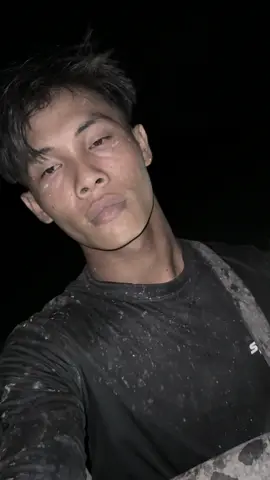 -Một là tìm đúng việc -Hai là tìm đúng người Bởi vì khi mặt trời mọc ra, ta ôm lấy công việc..  -Đến khi mặt trời lặng, ta ôm người ta thương…..!#xuhuong 