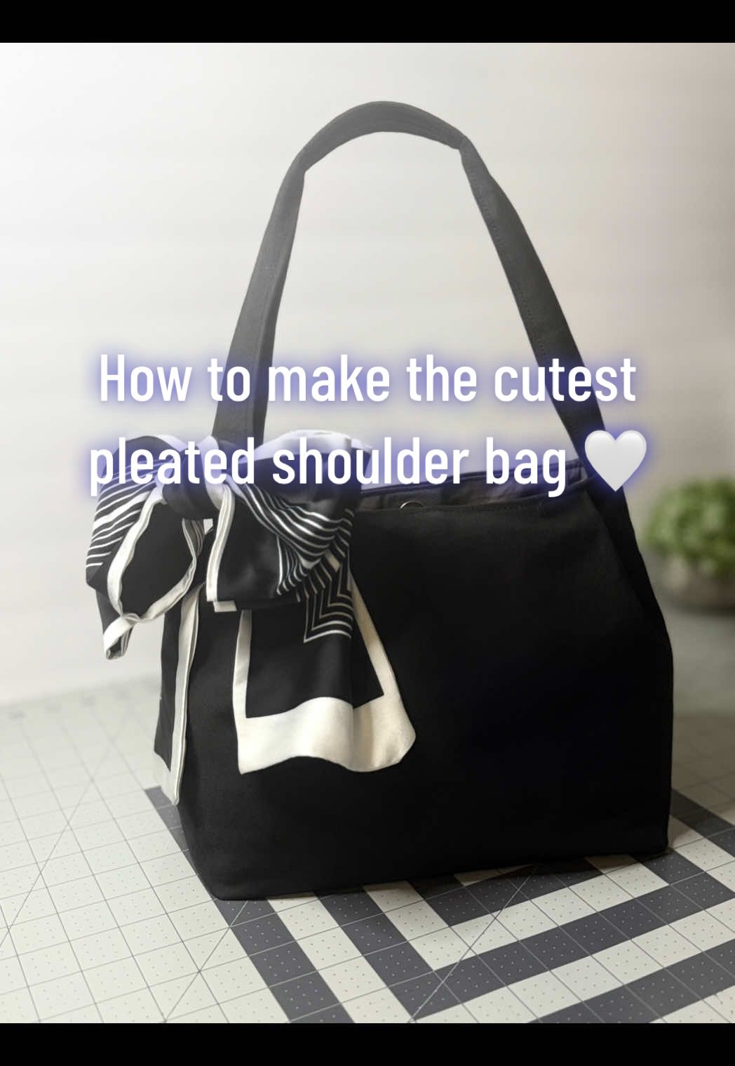 ✂️ A Little Weekend Project: Making the Cutest Pleated Shoulder Bag! Looking for a fun and satisfying sewing project to brighten up your weekend? This adorable pleated shoulder bag is just the thing! With soft folds, a roomy interior, and a chic handmade handle, it’s perfect for everyday outings or as a thoughtful handmade gift. You’ll need: • Outer fabric + lining: W 40cm × H 31cm (2 each) • Handle: W 14cm × H 52cm (1) • Pocket: W 18cm × H 28cm (1) • Interfacing: 3cm × 3cm (2) • Magnetic button: 1 piece This simple yet elegant bag can be finished in an afternoon — perfect for a cozy weekend project with your favorite cup of tea. Whether you choose bold prints or minimalist tones, your handmade pleated shoulder bag will be both cute and practical! #sewingtutorial #sewingtiktok #diycraft #handmade 