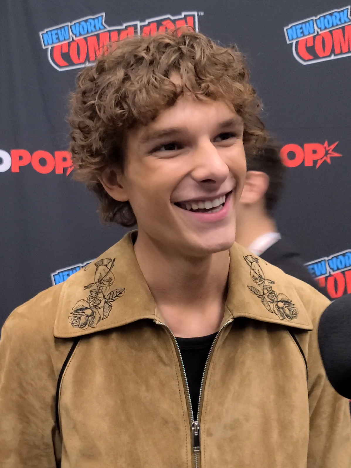 Mason Thames talks Black Phone 2 & How To Train Your Dragon 2 PLUS a surprise appearance by Ethan Hawke! #MasonThames #EthanHawke #BlackPhone2 #HTTYD #nycc 