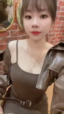 #“Đi qua bao nhiêu con phố, vẫn thích dừng lại ở tim anh.” 📸#nhepvui 