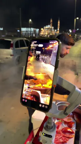 “Köprü üstünde balık, yanında köfte, fonda boğaz… İstanbul geceleri böyle yaşanır.” @Köfteci Bulut ile güzel bir anı bırakıyorum buraya bu anılarda şahit eden bizi destekleyen herkese de teşekkür ederim ☺️ #istanbul #galataköprüsü #galata #eminönü #sokaklezzetleri 