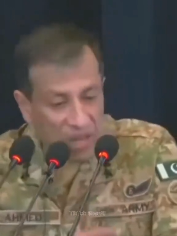 DG ISPR gets emotional while mentioning Pakistan's martyrs of war against terrorism. While getting emotional over the loss of Pakistan's brave martyrs, DG ISPRJreminded the nation of Field Marshal Asim Munir's powerful words. He also played a video of the Field Marshal's important address to police personnel in Peshawar, highlighting unity, sacrifice & nation's unwavering resolve against terrorism. #pakistanarmy #dgispr #emotional #speech #viralvideo 