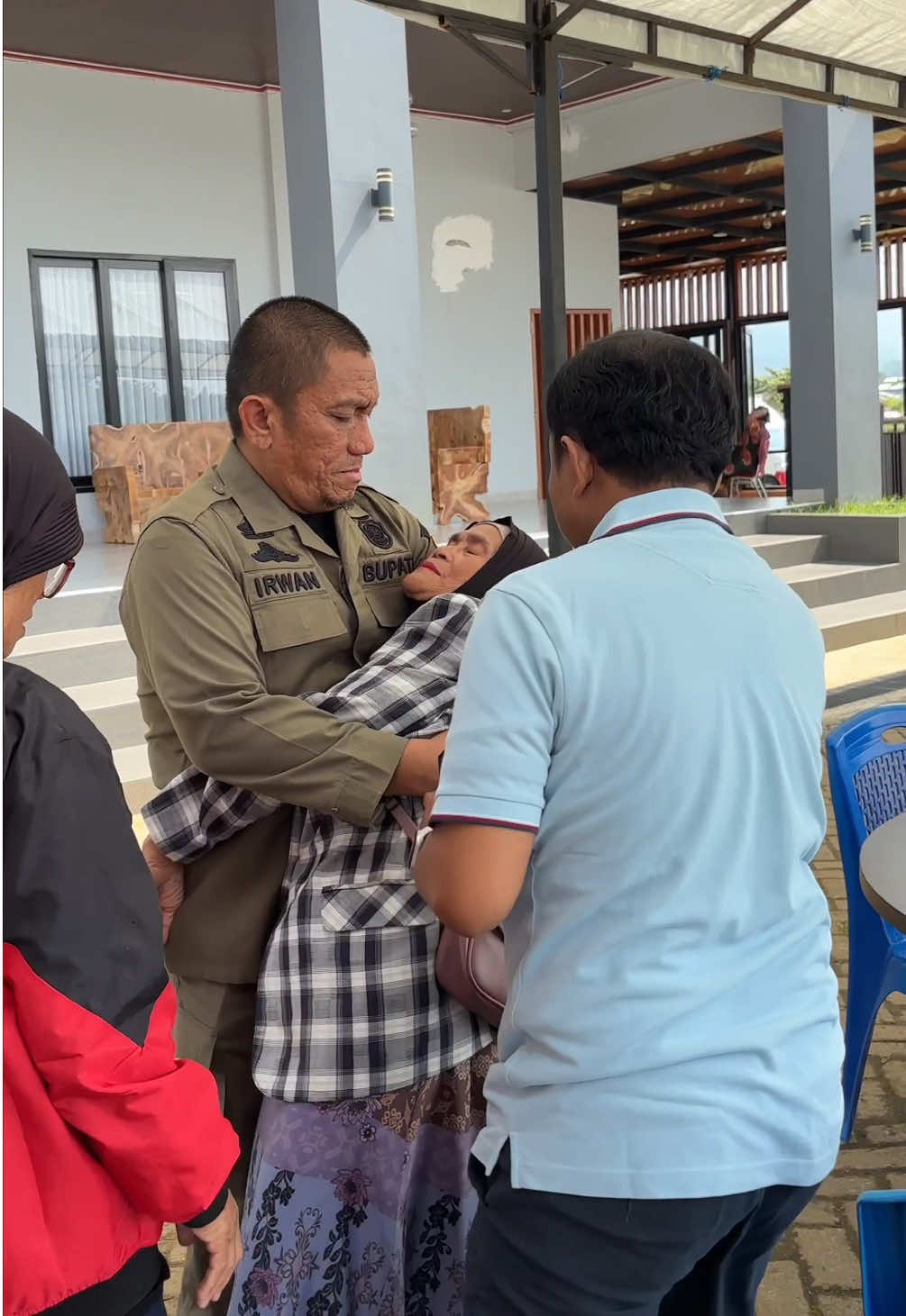 Seorang ibu datang dengan mata sembab, membawa harapan agar anaknya tak hilang masa depan. Saya tahu, tidak semua bisa diselesaikan seketika, tapi setiap permohonan layak untuk didengar dengan hati.