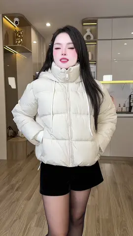 Ấm quá luôn. Áo  phao siu nhẹ có mũ trẻ trung bao ấm trần bông vừa xinh vừa sang diện thu đông thì còn gì bằng nữa #gucuahue #aokhoac  #aokhoacphao #aophaobeo #aophaonu