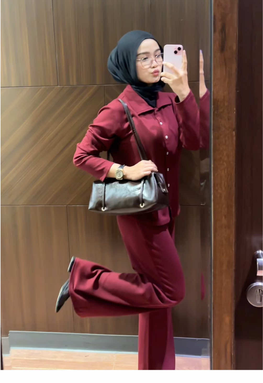 Lagi pakai Diana Set dan jujur ini nyaman banget dipakai seharian 😍 Bahannya adem, ringan, dan jatuhnya bagus banget cocok buat kalian yang suka look simple tapi tetep classy ✨ Aku pakai size M (BB 56 / TB 165)  dan ini masih super nyaman buat jalan seharian 💃 Buat yang nggak terlalu suka warna ini, tenang aja, Diana Set punya banyak varian warna cantik lainnya 😍 Nanti aku spill di keranjang kuning ya 💛 #oneset #onesetmurah #onesetkekinian #onesetviral #onesetwanita #viral #fyp #atasanwanita #outfitinspo #shopeemall #OOTD #payday #onesetoutfit 