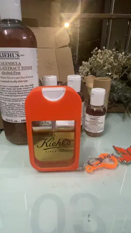 - Toner hoa cúc Nước Cân Bằng Hoa Cúc Kiehl's Calendula Herbal Extract Toner có các công dụng:  * Dành cho mọi loại (da khô, da dầu, da hỗn hợp, da thường), kể cả da nhạy cảm và da mụn * Nhẹ nhàng làm dịu giúp làn da trở nên tươi tắn hơn * Giúp làm dịu làn da gặp vấn đề như mẩn đỏ, đổ dầu thừa và da nhạy cảm * Hiệu quả làm sạch da mà không chứa chất làm khô tổng hợp - Bích Ngọc- #xuhuong #tiktok2025 #chamsocdamat #kiehls #tonerhoacuc 