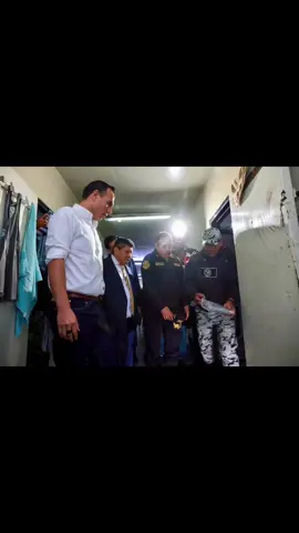 #LoÚltimo || 🔴 PRESIDENTE JOSÉ JERÍ DECLARA GUERRA AL CRIMEN ORGANIZADO: MISMO ESTILO BUKELE  OPERATIVO MASIVO SACUDE PENAL DE ANCÓN  En una madrugada de acción total, el presidente José Jerí Oré encabezó un megaoperativo sin precedentes en el penal de Ancón I, al mando de un contingente del INPE y las Fuerzas Armadas. La intervención se replicó de forma simultánea en Lurigancho, Trujillo y Challapalca, golpeando con fuerza los tentáculos del crimen organizado que opera desde las cárceles del país. Los agentes irrumpieron en las celdas, incautando celulares, chips, armas blancas y objetos prohibidos, mientras los reclusos eran trasladados y sometidos a requisas estrictas. “El Estado está recuperando el control. No más delincuencia desde prisión”, advirtió Jerí en tono firme, marcando un antes y un después en la lucha contra el delito. Fuentes del INPE confirmaron que los operativos continuarán en todo el territorio nacional bajo la orden directa del mandatario, quien busca erradicar las mafias que dirigen extorsiones, cobros ilegales y sicariatos desde las cárceles. Con este despliegue, el presidente Jerí envía un mensaje claro: el miedo cambió de bando. El Gobierno ha iniciado una ofensiva total contra las redes criminales, siguiendo el ejemplo de las políticas de seguridad más duras y efectivas de la región. 🇵🇪 El Perú le declara la guerra al crimen organizado. Y esta vez, va en serio.