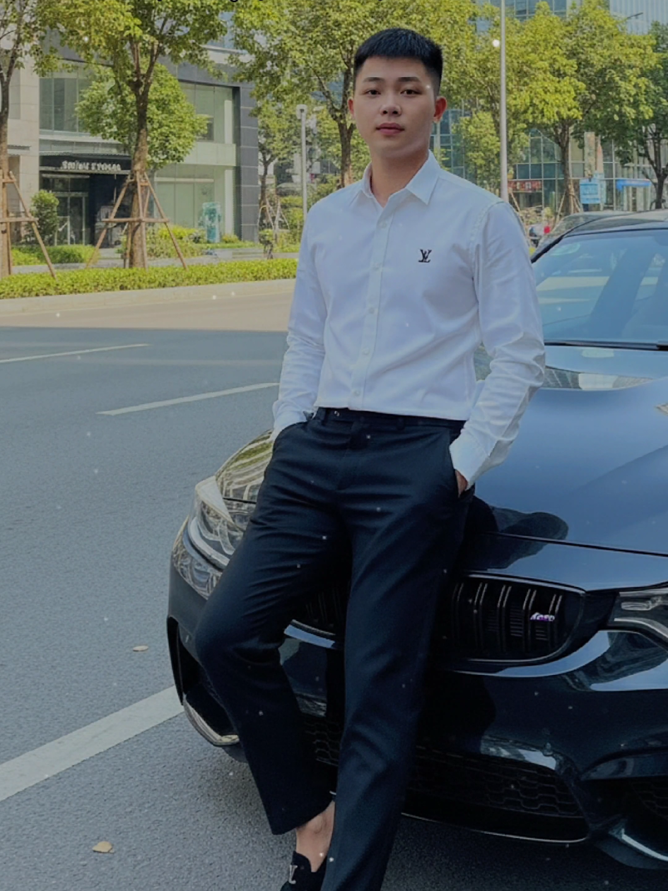 Một anh thanh niên Châu Á trưởng thành, bên cạnh là một chiếc xe hơi mầu đen #CapCut #khanpromptai #gemini #trending #xuhuong