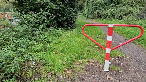 Neue Poller im Bräukerwald Park: Ein Erfolg für die Bürgergschaftliches Engagement! ➡️ Der Bräukerwald Park in Essen-Karnap hat eine positive Veränderung erfahren: Drei Absperrpfosten (Poller) wurden durch die Forstverwaltungsabteilung der Stadt Essen Anfang Oktober erneuert. Diese Maßnahme ist das Ergebnis langjähriger Bemühungen und Eingaben bei der Stadtverwaltung. ➡️ Denis Gollan - Administrator von Karnap im Wandel, der sich als engagierter Bürger für die Belange des Stadtteils einsetzt. Er hatte in den letzten Monaten mehrfach auf die Probleme mit den beschädigten oder entfernten Pollern hingewiesen und Anträge bei der Stadt Essen gestellt. Seine Hartnäckigkeit hat sich ausgezahlt: Die Stadt Essen hat seine Eingabe zur Erneuerung der Poller umgesetzt. ➡️ Diese positive Entwicklung zeigt, dass Bürgerengagement und Hartnäckigkeit etwas bewirken können. Bereits in der Vergangenheit hat der Bürgereingaben bei der Bezirksvertretung V nach § 24 GO NRW eingereicht. ➡️ Die Erneuerung der Poller im Bräukerwald Park ist ein wichtiger Schritt zur Verbesserung der Infrastruktur und Sicherheit im Park. Es ist zu hoffen, dass diese positive Entwicklung weitere Initiativen und Projekte in der Stadt Essen nach sich zieht. 
