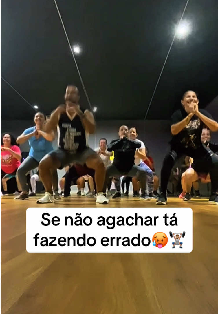 Postei novamente pois elas amam esses treinos.💪🏽🏋🏽 #treinofeminino #treineemcasa #bemestar #cardio #agachamento 
