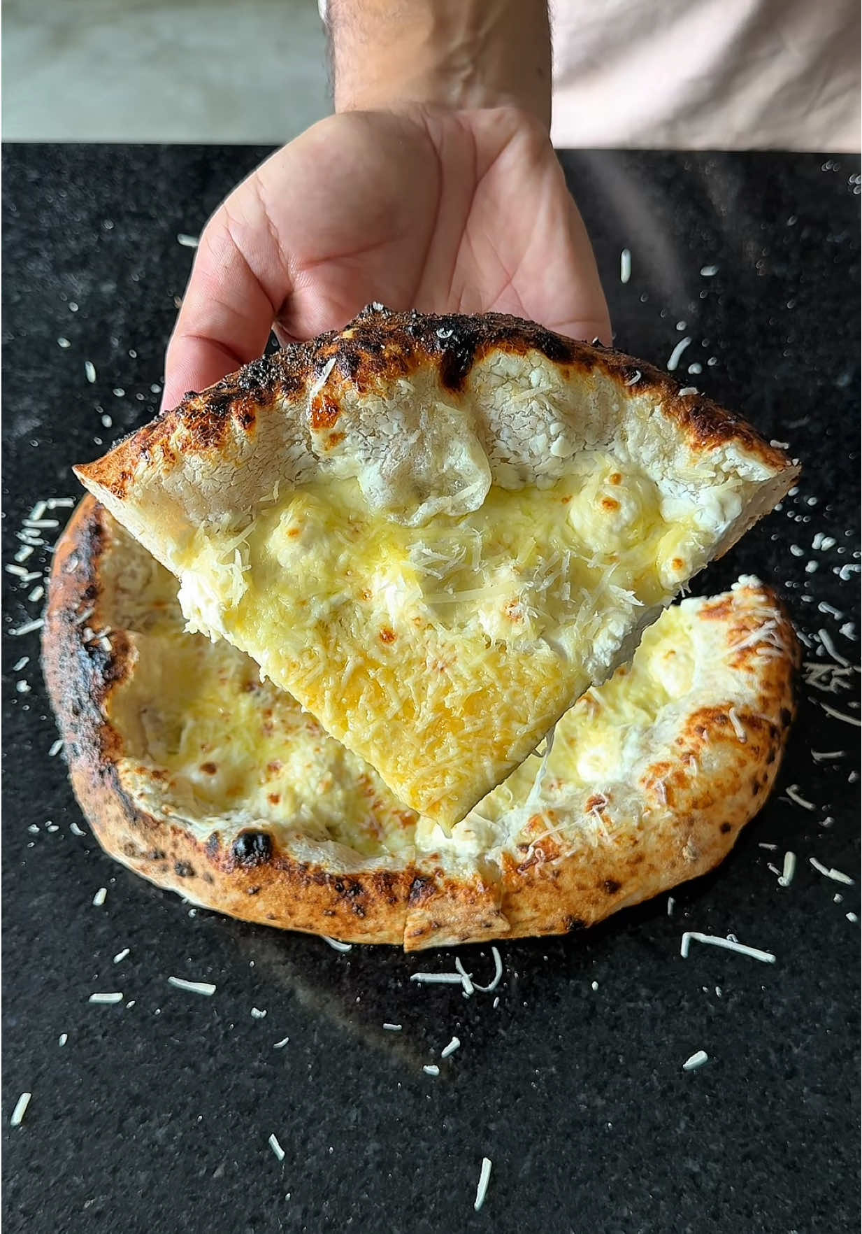 Pizza de Queijos 🧀  - Mozzarella, queijo Minas meia cura, requeijão, creme de ricota e parmesão.  . . . #pizza #pizzalover #pizzatime #cheese #queijo  