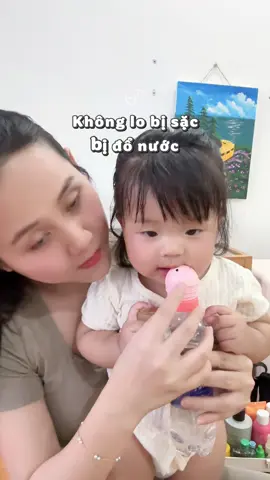 Hưng thú uống nước mà con tiện gọn nữa ạ #embeSuni #onghutuongnuoc #mesunidayroi 