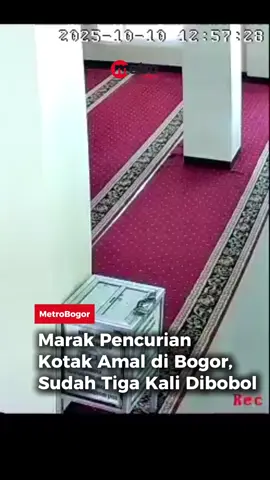 Aksi pencurian kotak amal kembali terjadi di Mushola Al Wadhatul Jamiyah, yang berada di Perumahan Ambar Waringin RT 02/RW 014, Desa Waringin Jaya, Kecamatan Bojong Gede, Kabupaten Bogor, Jumat (11/10). Peristiwa ini bukan yang pertama kali terjadi. Warga menyebut pencurian kotak amal sudah terjadi sebanyak tiga kali.  Karena itu, pihak musala dan warga berinisiatif memasang kamera CCTV untuk memantau dan mengantisipasi kejadian serupa terulang kembali. Dalam video tersebut, pelaku berhasi membuka kotak amal dan membawa uang yang ada di dalamnya. #rekamancctv #cctvviral #pencuriankotakamal #metrobogor #bacametrobogor 