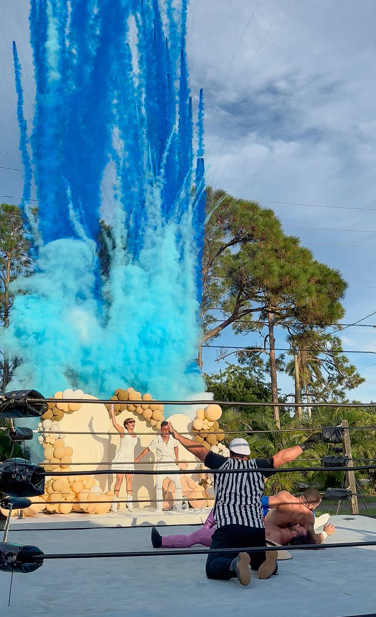 Exciting and unforgettable reveal! 💥 With this epic wrestling match, the gender of this future baby was revealed.🥊Huge thanks to these amazing stars for making it all possible!💙 @Lucha Libre Online #genderreveal #revelaciondesexo #revelaciondegenero #wrestling #WWE