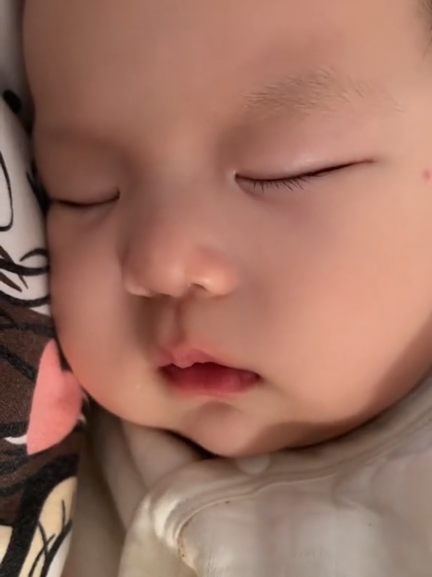 Ngủ vẫn còn ấm ức lắm, ai ghẹo em tui zị nè ☺️ #baby #babylove #babyboy #conyeu #beyeu 