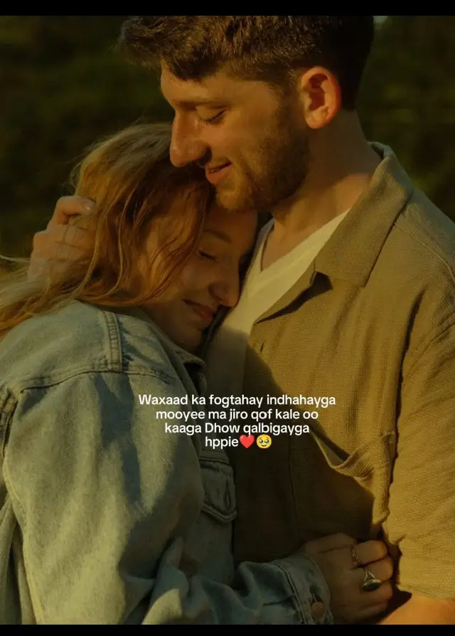 Markii aad nolosheyda soo gashay, wax walba way is beddeleen. Ma aanan fahmin ilaa markaas sida qof u noqon karo sababta uu qalbi u degsado, neeftu u noqoto mid fudud, iyo dunidu u yeelato macno cusub. Adiga ayaa ii iftiimiyay jidkii jacaylka runta ahaa, jid uu qalbigeygu ku nasto, ku kalsoonaado, kuna riyoodo mustaqbal qurux badan. Markaan kaa fikiro, ma aha kaliya sawirkaaga oo maskaxda iga dhex muuqda, balse waa codkaaga, qosolkaaga, iyo sida aad ii dejiso adigoon hadal badin. Qalbigayga wuxuu bartay inuu dego marka uu maqlo magacaaga. Wuxuu bartay inuu farxo marka uu xusuusto in adigu aad tahay garabkayga. Maalin kasta waxaad noqotaa sababta aan u jeclahay nolosha, sababta aan u aamino rajo, iyo sababta aan u dareemo nabad gudaha qalbiga ah. Jacaylka aan kuu hayo waa mid si qoto dheer u xididdo yeeshay, waa dareen aan mar dambe la tirin karin. Ma aha mid ku saleysan kaliya muuqaal ama waqti gaaban waa jacayl naf iyo naf kale  isu dhiibay. Waxaan ku jeclahay adigoo dhan, xitaa qaybaha aad ka aamusto, qaybaha aan cid kale arkin. Markaad murugaysnaato, waxaan dareemaa xanuunkaaga. Markaad faraxsanaato, qalbigayga wuu guuxaa farxad. Waxaan u jeclahay sida aad iisiiso daryeel iyo jacayl daacada, si aanan waligay ilaawi karayn. Mar kasta oo aan kaa fogaado, xusuustaadu waxay noqotaa neefta aan ku noolahay. Waxaa igu adag in aan ku iloobo hal daqiiqo, maxaa yeelay qalbigayga ayaad ka buuxsantay. Habeenkii markaan indhaha xiro, waxaad noqotaa riyada aan arko; subaxdii markaan tooso, waxaad noqotaa sababta aan u dhoola caddeeyo. Dunidaan aan ku noolnahay, dadka waa badan yihiin, balse qof kasta ma noqon karo qof lagu jeclaado si daacad ah adiga ayaana ah qofkaas. Waqtigu wuu socon doonaa, sannado badanna way dhaafi doonaan, balse jacaylka aan kuu hayo ma baabi’i doono. Wuxuu ahaan doonaa sidii ubax aan weligiis engegin, mid kasta oo aan la kulmo ma beddeli karo dareenka aan kuu qabo. Adiga ayaa noqday qayb noloshayda ka mid ah oo aanan ka go’i karin, qof aan u jeclahay si daacad ah, qofka aan ku aamini karo qalbigayga oo dhan. Haddii aan ku haysto adiga, ma u baahni wax kale oo dunidan yaalla. Haddii aad dhoolla caddeyso, qalbigaygu waa deggan yahay. Haddii aad murugaysato, waxaan dareemaa inaan doonayo inaan kuu noqdo iftiin. Adiga ayaan kuu qoray erayadan, anigoo og in ay ka imanayaan meel qoto dheer oo qalbigayga ah. Waxaan rabaa in aad ogaato in aanan kugu jeclayn si fudud ama si waqti ku eg, balse  aan kuu jecelahay si nolosha oo dhan ah. Adigu waxaad noqotay sababta aan u aamino jacayl, waa qaybta iga dhigtay qof fiican, waa riyada aanan rabin in aan ka tooso. Waqti kasta, meel kasta iyo  xaalad kasta  qalbigayga  adigaa ku jira, waana hubaa in aad  halkaas kusii jiri doonto ilaa naftu ka baxdo. ❤️🥺